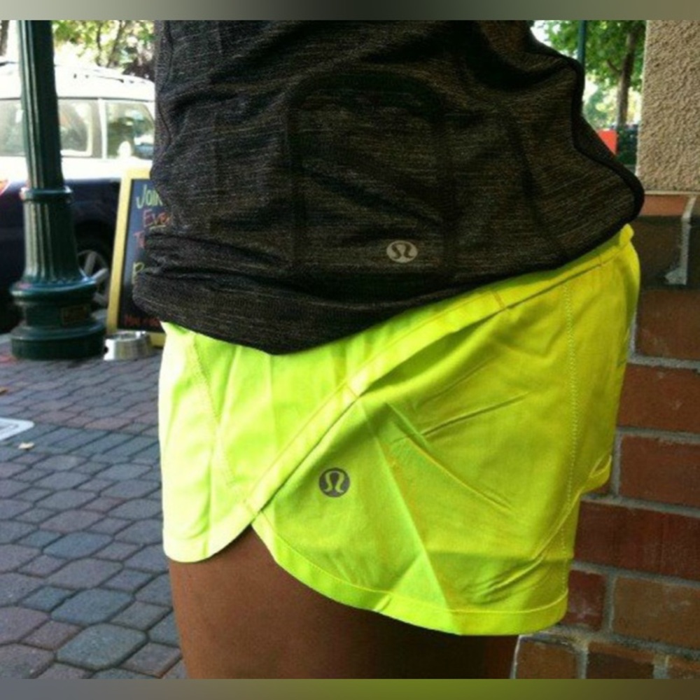 Vintage Lululemon Speed Shorts in Color ‘Ray’, Size 8 - Picture 4 of 8